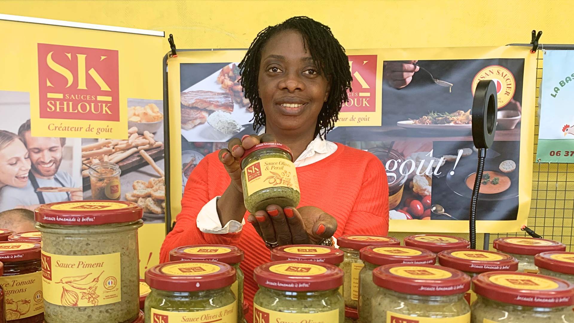 Stand Shlouk sur le marché avec beignets de légumes, pastels et sauces artisanales faites maison